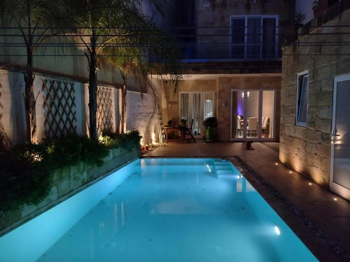 The Luxury Home - Next To Airport! location